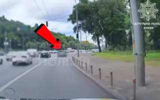 В Киеве наказали водителя, который проехался по полосе для общественного транспорта — видео