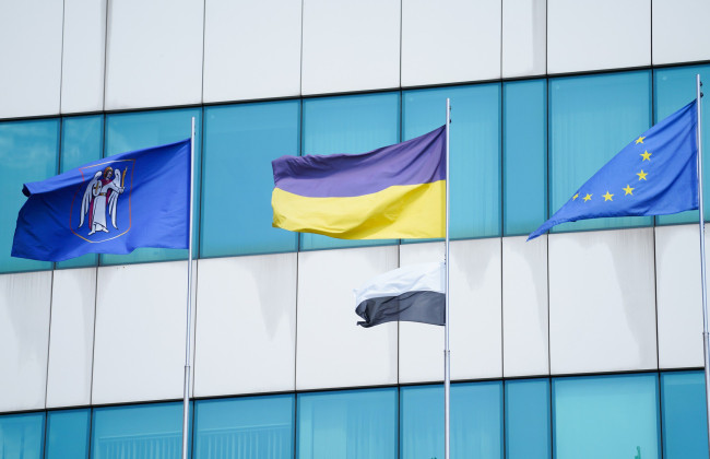 В Министерстве развития общин и территорий подняли черно-белый флаг — зачем