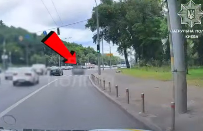 В Киеве наказали водителя, который проехался по полосе для общественного транспорта — видео