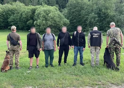 На Буковине в нескольких метрах от границы задержали четырех мужчин