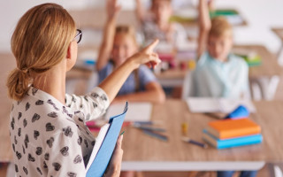 Вчителі з громад, де зупиняється навчання з вересня, зможуть отримувати зарплату — рішення Кабміну