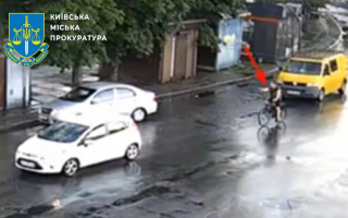Выстрел в машину на ходу — в Киеве велосипедист открыл огонь по авто волонтера, фото