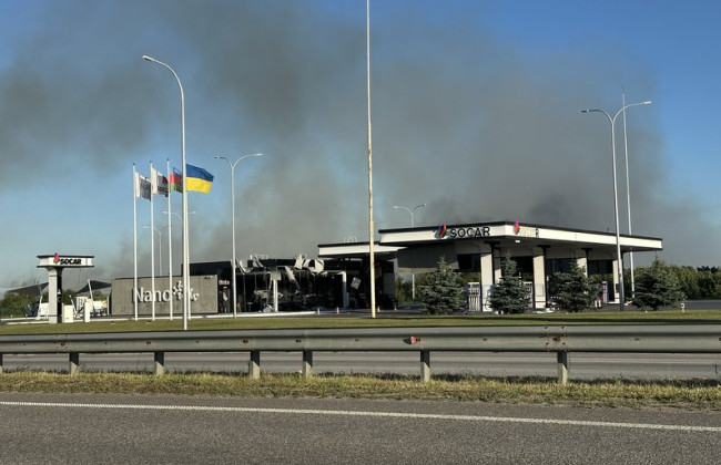 Точну причину вибуху біля Житомиру ще встановлюють, пошкоджена АЗС, на місці багато швидких — відео