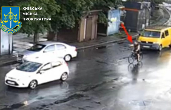 Выстрел в машину на ходу — в Киеве велосипедист открыл огонь по авто волонтера, фото
