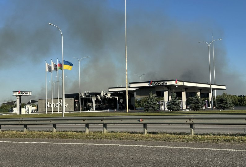 Точную причину взрыва возле Житомира еще устанавливают, повреждена АЗС, на месте много скорых — видео