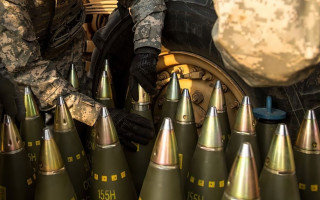 США приостанавливают поставки для Украины некоторых боеприпасов и ракет для ПВО — Politico