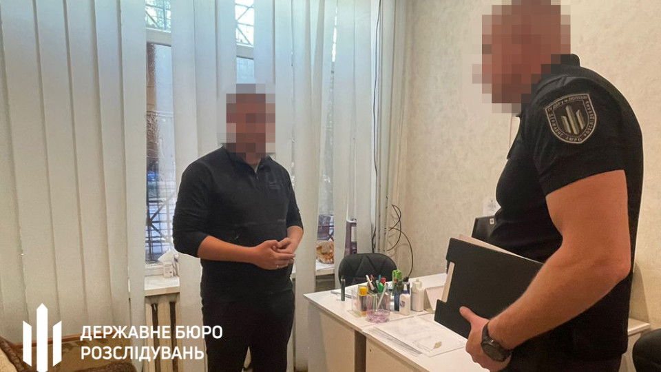 Військовослужбовець ТЦК з Дніпра зняв з обліку 17 чоловіків, включно з братом: ДБР повідомило про підозру