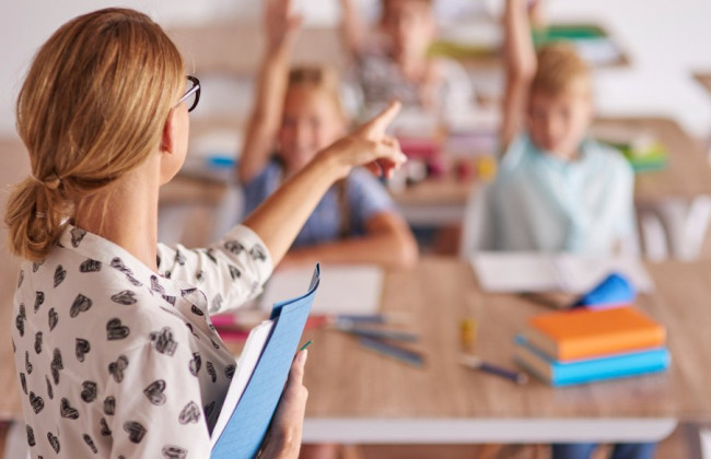 Вчителі з громад, де зупиняється навчання з вересня, зможуть отримувати зарплату — рішення Кабміну