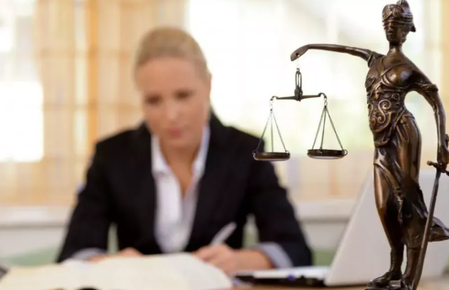 У Британії адвокатку відсторонили від практики на три роки за ігнорування рішення суду та приховування банкрутства