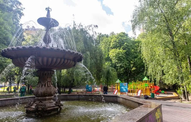 У Києві відновив роботу історичний фонтан у Літературному сквері
