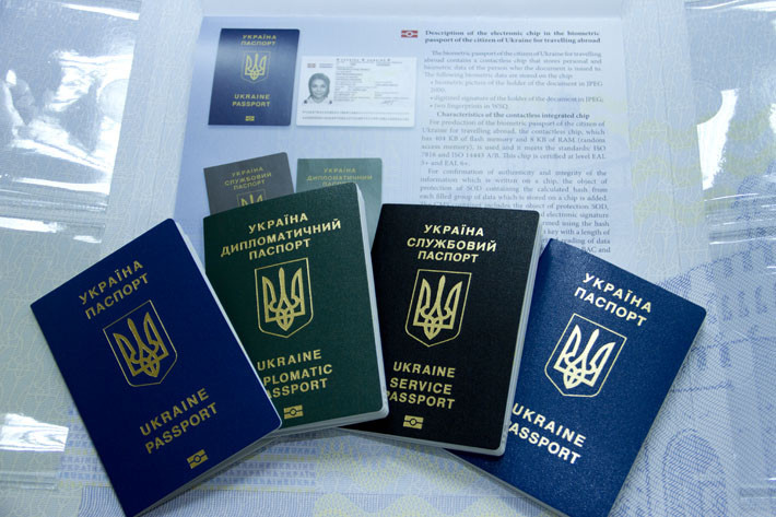 Дипломатический или служебный паспорт Украины — кому и для чего предоставляют