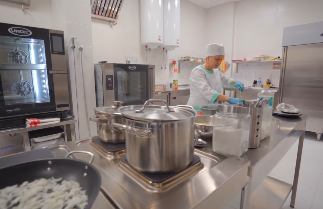 В Черновцах проверили пищеблоки детских садов - в холодильниках нашли пиво и гнилые овощи