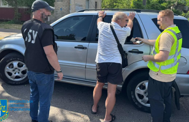 В Николаевской области разоблачили врача и посредника, которые за $3 тысячи обещали избежать службы в армии