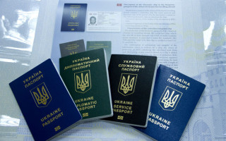Дипломатичний чи службовий паспорт України — кому та для чого надають