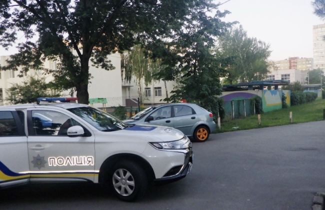 В Киеве пьяный мужчина решил «воспитать» подростков, выстрелив в них из травматического пистолета