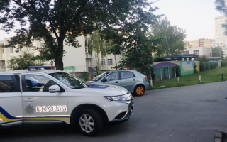 В Киеве пьяный мужчина решил «воспитать» подростков, выстрелив в них из травматического пистолета