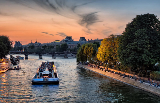 В Париже впервые за столетие разрешили купаться в реке Сена