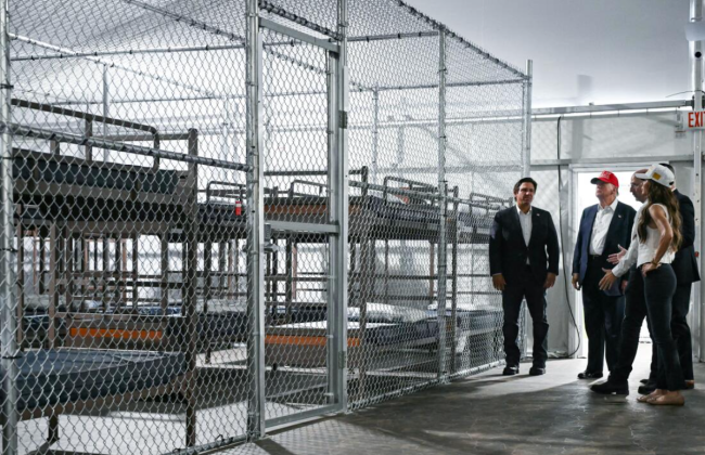 В США группу демократов, пришедших с проверкой, не пустили в новую иммиграционную тюрьму «Аллигатор Алькатрас»