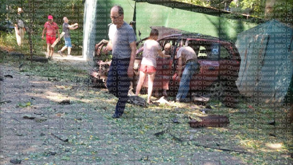 В Одесі підірвали автомобіль військовослужбовця – фото та відео