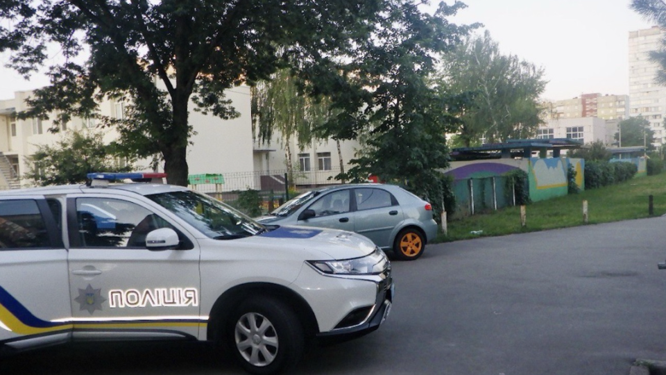 У Києві п’яний чоловік вирішив «виховати» підлітків, вистреливши у них з травматичного пістолету