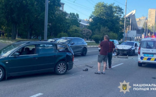 Два Volkswagen не поделили дорогу в центре Киева – есть пострадавшие