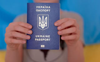 Чи потрібно змінювати паспорт-книжечку на ID-картку: офіційне роз'яснення юристів