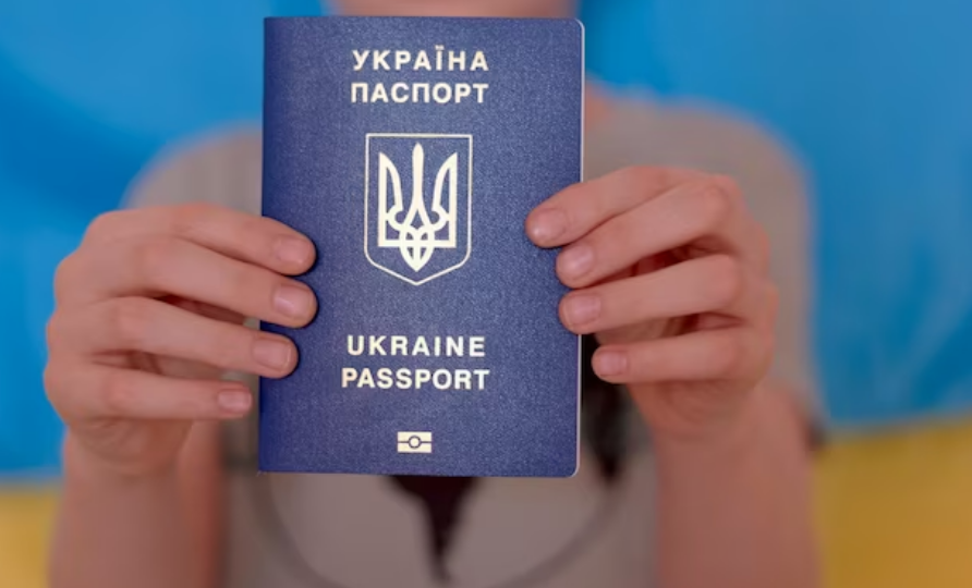 Чи потрібно змінювати паспорт-книжечку на ID-картку: офіційне роз'яснення юристів