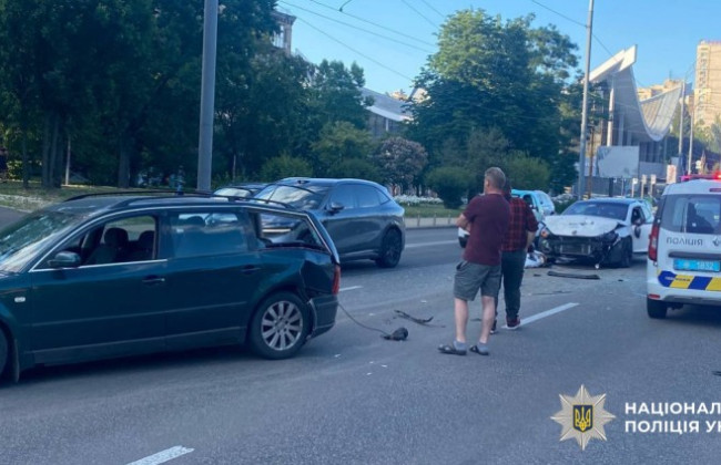 Два Volkswagen не поділили дорогу в центрі Києва – є постраждалі