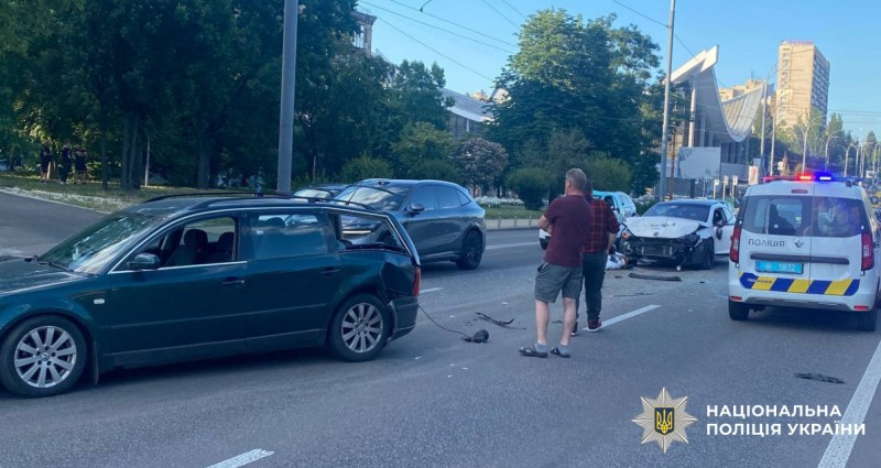 Два Volkswagen не поделили дорогу в центре Киева – есть пострадавшие