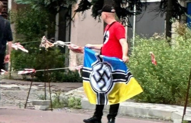 В Киеве ищут мужчину, который развернул флаг со свастикой в Печерском районе