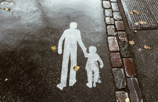 Суд подчеркнул, что проживание отца за границей не является основанием для лишения родительских прав, но и не освобождает его от обязанностей перед ребенком