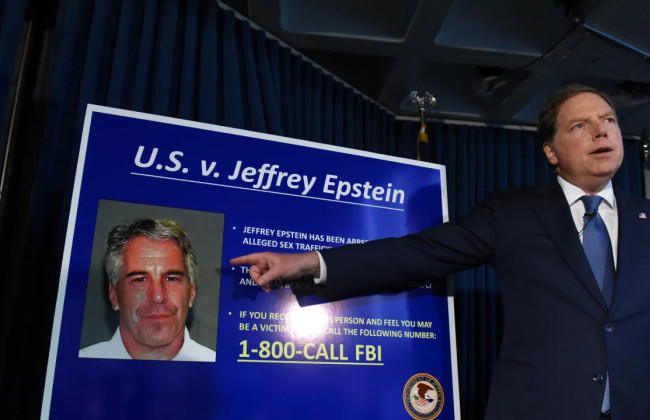 ФБР и Минюст США опровергли слухи о шантаже Эпштейна чиновников