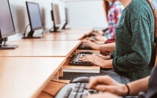 Бал НМТ для поступления и на контракт, и на бюджет для специальностей «Право» и «Международное право» не может быть меньше 150 баллов