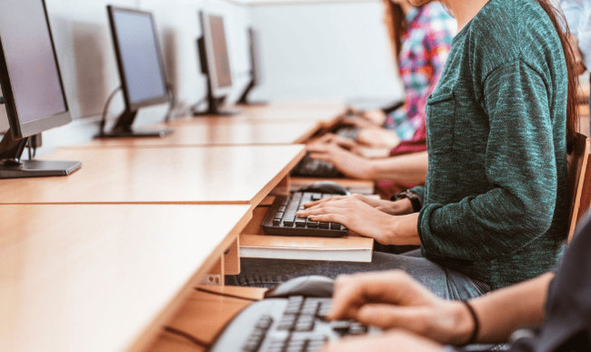 Бал НМТ для вступу і на контракт, і на бюджет для спеціальностей «Право» і «Міжнародне право» не може бути менше 150 балів