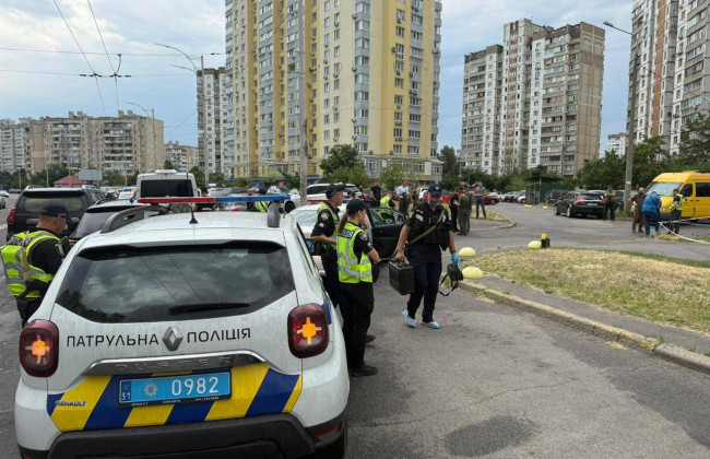 В Киеве неизвестный застрелил мужчину в авто — злоумышленник выстрелил и скрылся