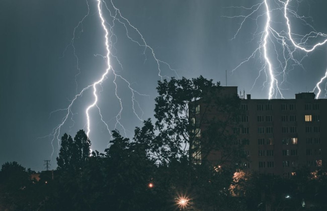 В Киеве объявлен желтый уровень опасности из-за грозы