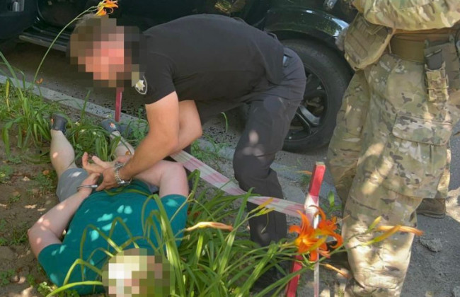 Требовал «вознаграждение» за оформление помощи членам семьи погибшего военного — задержан родственник должностного лица ТЦК