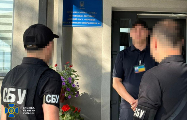 Фальшивые удостоверения, взятки и схемы уклонения от мобилизации: на таможне масштабная зачистка – Кравченко