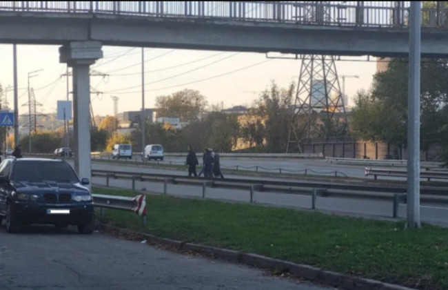 В Киеве почти на год перекроют пешеходный мост через Саперно-Слободскую улицу