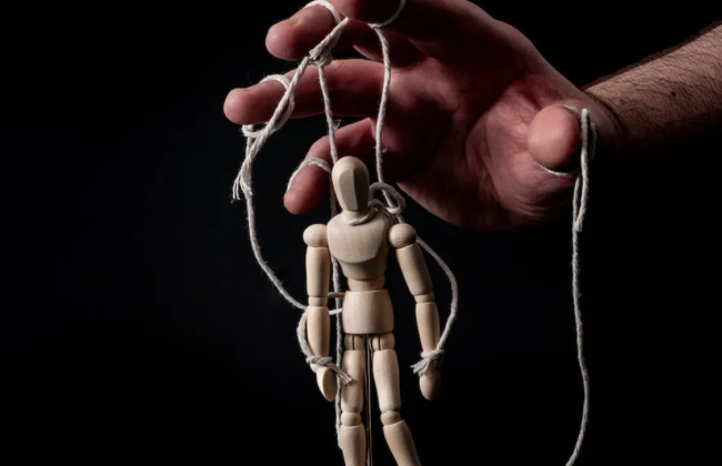 Британець 10 років вдавав невиліковно хворого, щоб виманити гроші у шкільного друга — що вирішив суд