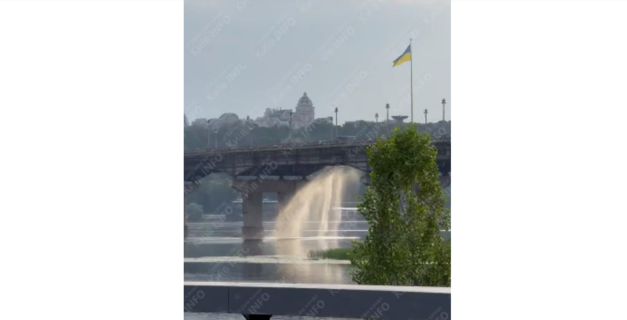 Мост Патона в Киеве превратился в водопад из-за прорыва трубы – видео