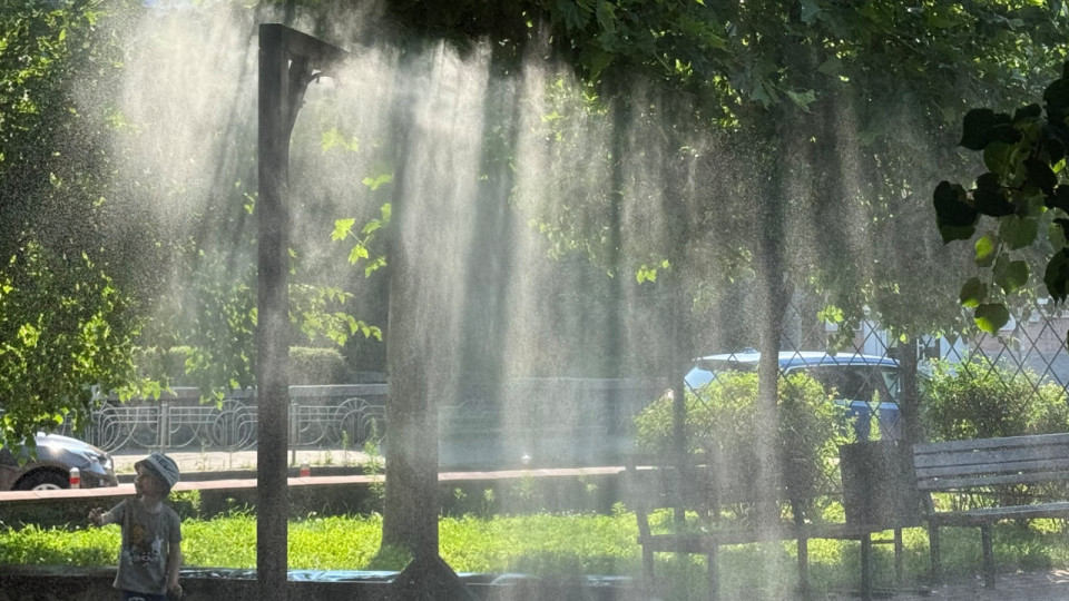 У Києві встановлюють рамки-розпилювачі води для боротьби зі спекою