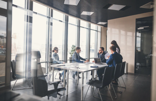 Можно ли не увольнять работника-беженца: разъяснение Гоструда