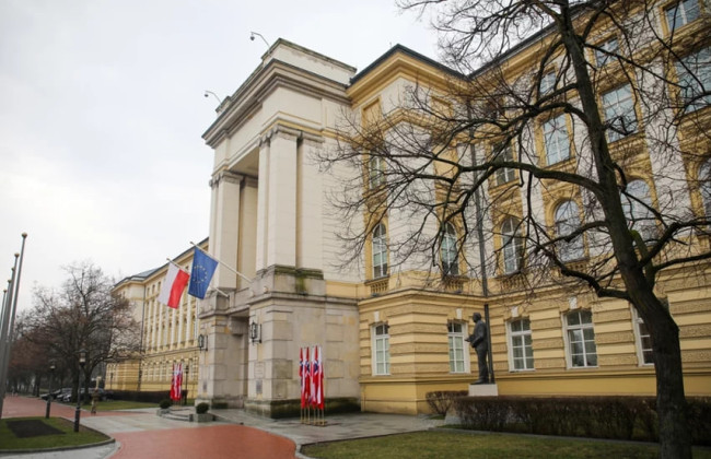 Женщина с канистрой горючего и зажигалкой ждала Туска возле канцелярии, чем вызвала переполох