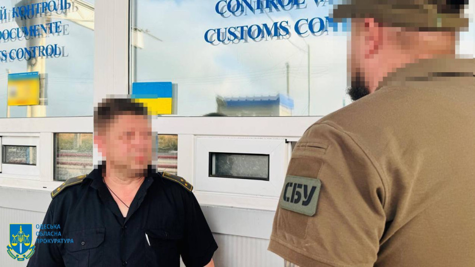 Инспекторы Одесской таможни брали взятки за провоз товаров — им сообщено о подозрении
