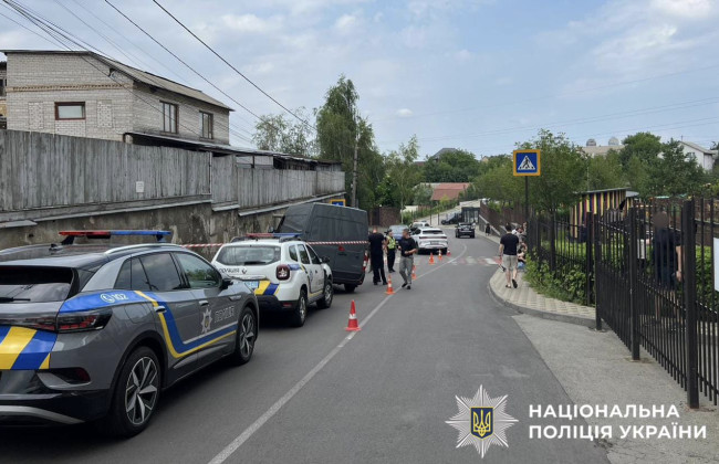 На Киевщине микроавтобус без водителя покатился на ребенка – погиб 9-летний мальчик