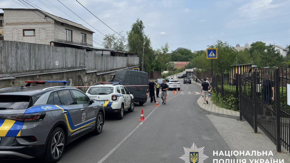 На Київщині мікроавтобус без водія покотився на дитину – загинув 9-річний хлопчик