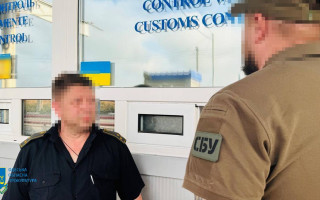Инспекторы Одесской таможни брали взятки за провоз товаров — им сообщено о подозрении