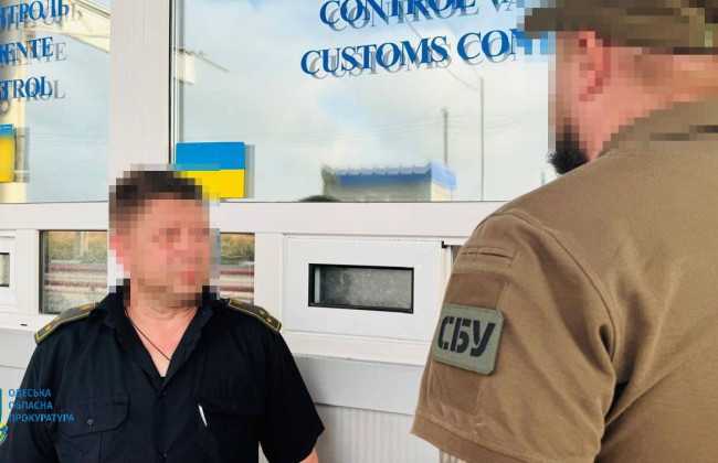Инспекторы Одесской таможни брали взятки за провоз товаров — им сообщено о подозрении
