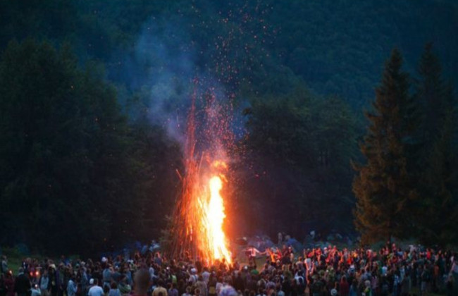 На Закарпатті сталося масове отруєння на фестивалі біля водоспаду Шипіт